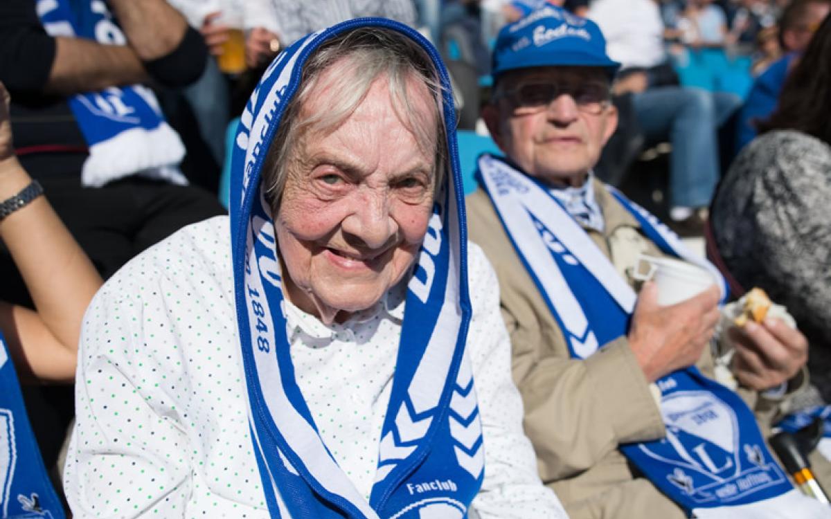 Oma im Stadion